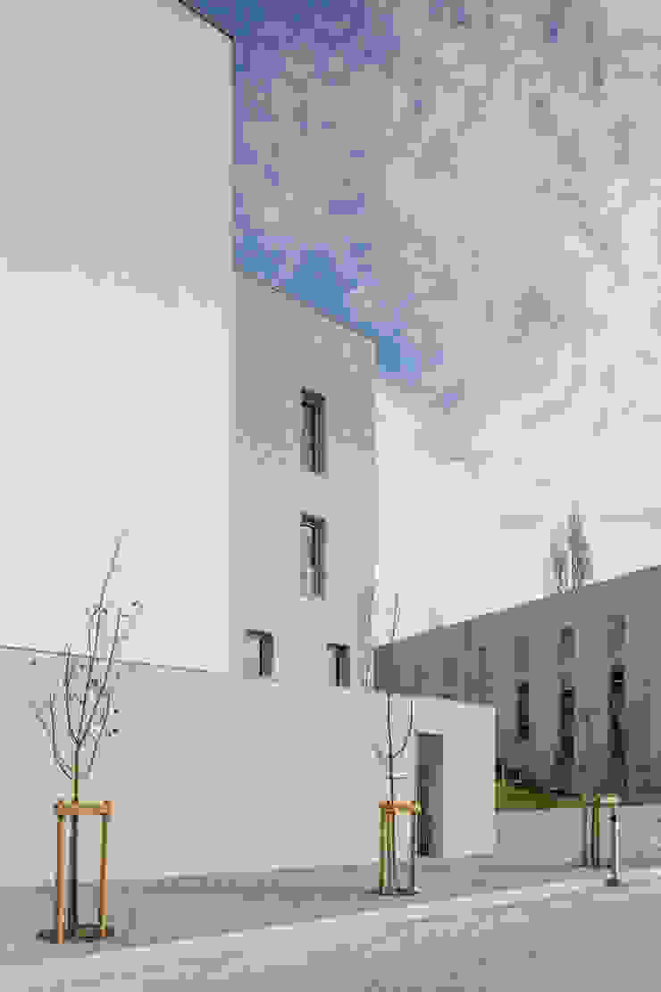 Casa Acreditar Porto Casas modernas por ALA.rquitectos Moderno Azulejo