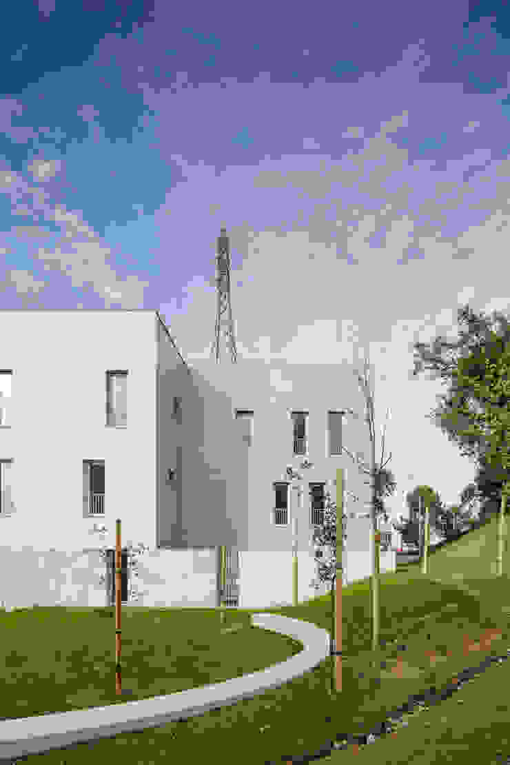 Casa Acreditar Porto Casas modernas por ALA.rquitectos Moderno Azulejo