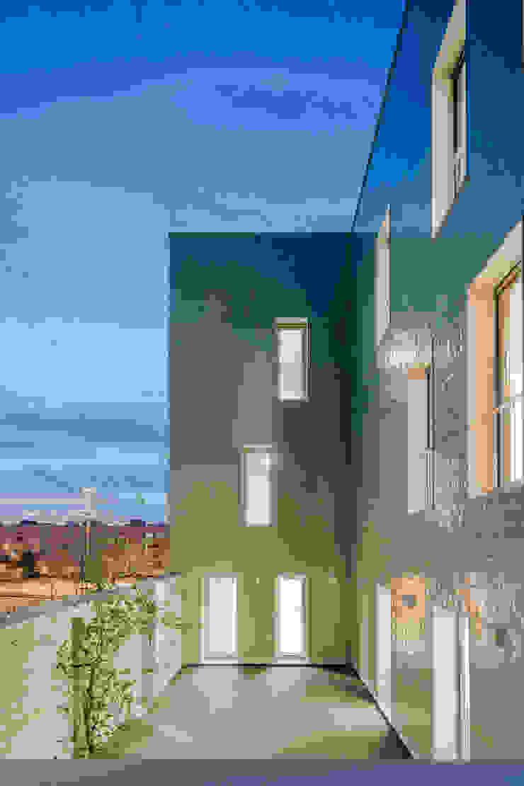 Casa Acreditar Porto Casas modernas por ALA.rquitectos Moderno Azulejo