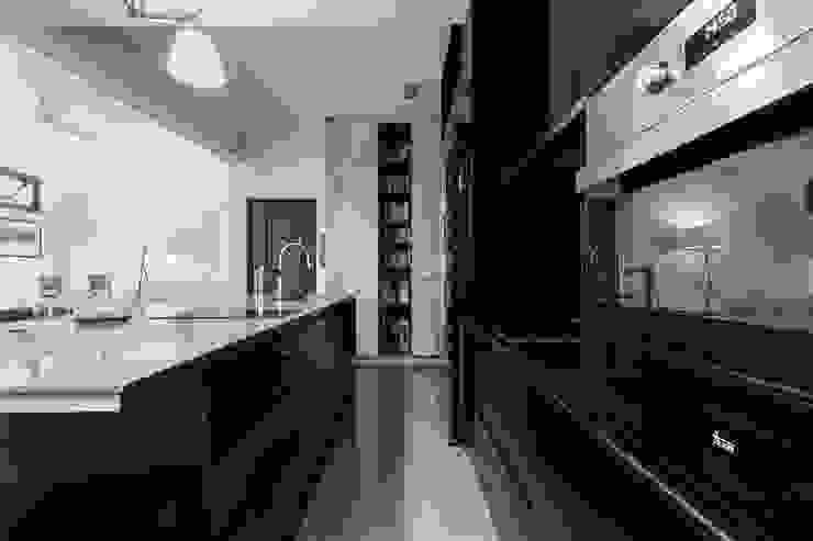 NATURALLY Modern Kitchen by 璞碩室內裝修設計工程有限公司 Modern Glass