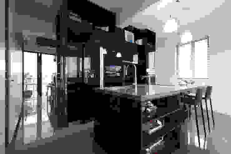 NATURALLY Modern Kitchen by 璞碩室內裝修設計工程有限公司 Modern Glass