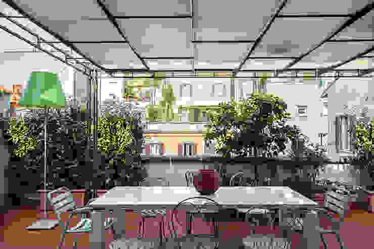 APPARTAMENTO D'EPOCA IN CORSO VITTORIO EMANUELE. UNA CASA DAL SAPORE ECLETTICO NEL CUORE DI ROMA., studioQ studioQ Eclectic style balcony, veranda & terrace