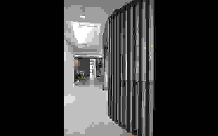 Pasillos, vestíbulos y escaleras modernos de Eisner Design Moderno