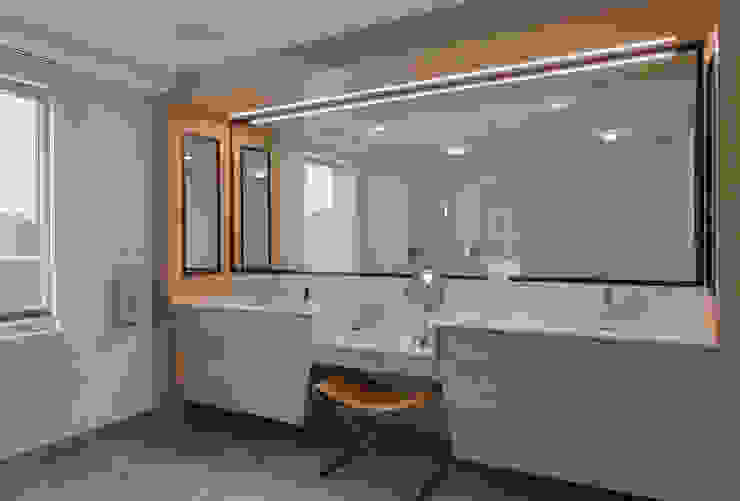 Baños modernos de Eisner Design Moderno