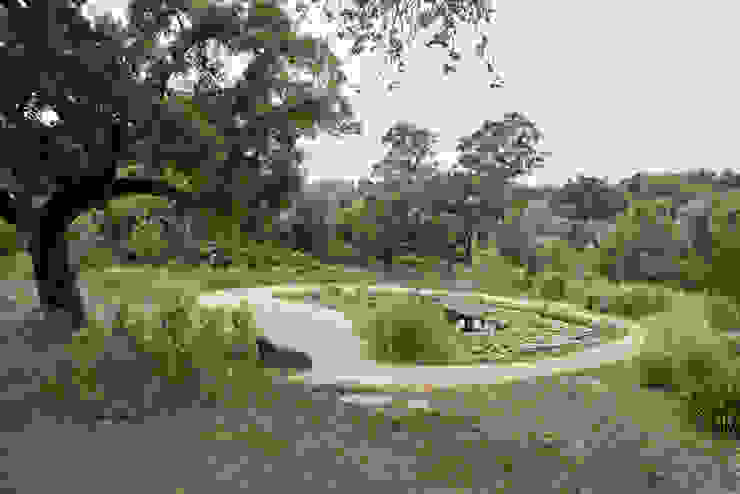 Garden with natural swimming pool Atelier Jardins do Sul Eclectic style garden
