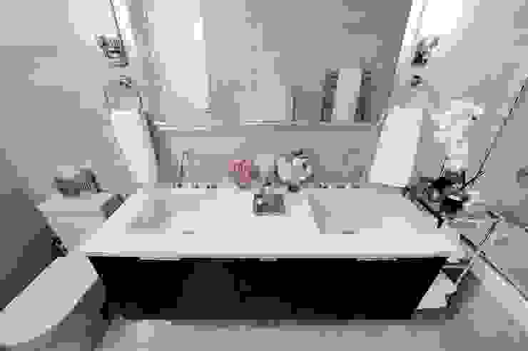 Apartment Remodel on West 52nd St., KBR Design and Build KBR Design and Build Minimalist style bathroom