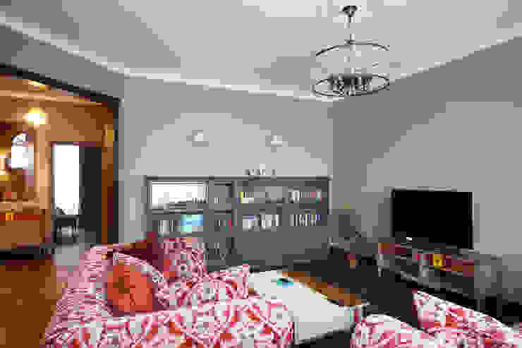 Квартира в деревенском стиле ЖК "Рублевское предместье" SK- Sokolova design & Kogut Stroy Гостиная в стиле кантри оливковый,яркий диван,цветной комод