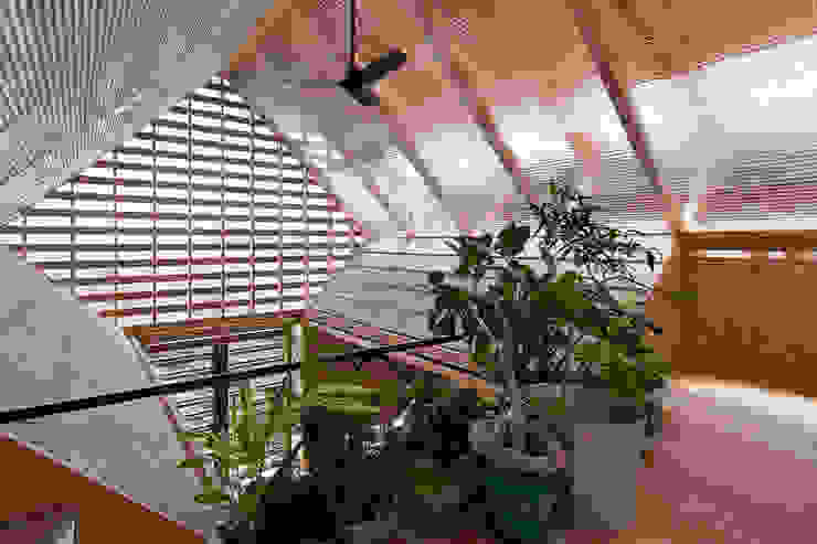 ロフト A.A.TH ああす設計室 インダストリアルな 温室 木材・プラスチック複合ボード 緑 植物,植木鉢,観葉植物,建物,シェード,木,陸生植物,色合いと色合い,天井,フィクスチャ