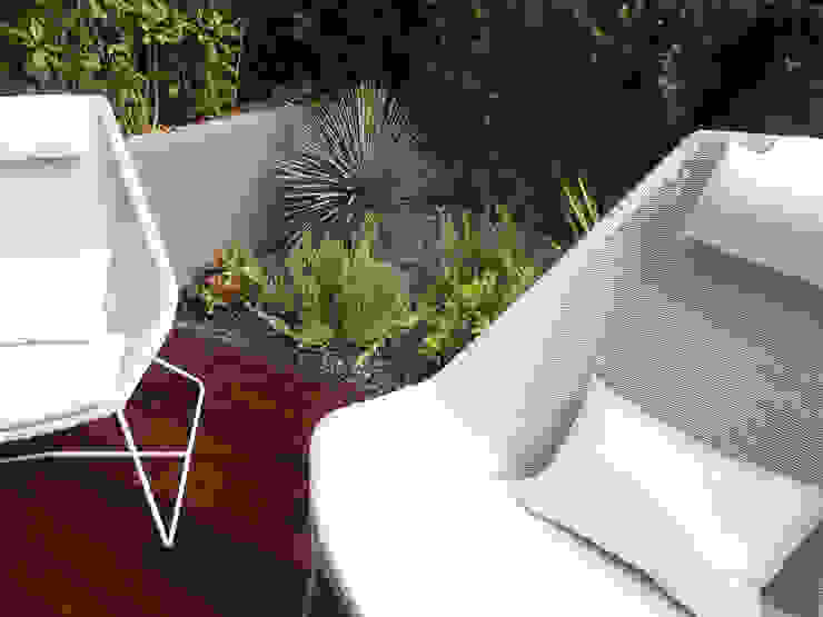 Jardim Tangerinas & Pêssegos - Foz do Douro homify Jardins de fachada Metal Branco Jardim,Plantas,paisagismo,jardim contemporâneo,móveis de jardim,cadeiras de exterior,plantas perenes,plantas aromáticas,deck em madeira,chão em madeira,jardim principal