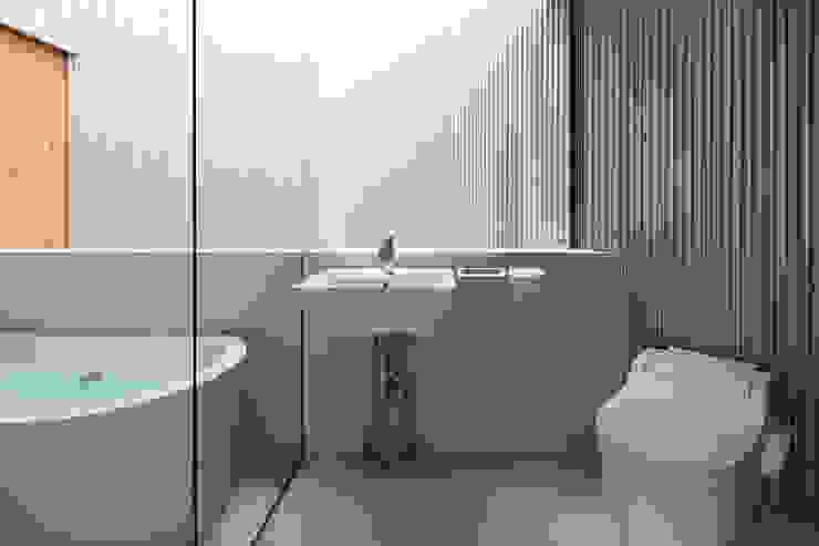 堺の住まい, 建築設計事務所SAI工房 建築設計事務所SAI工房 Modern Bathroom Shelves