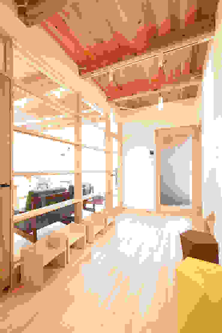 借景を愉しむ箱の家, 合同会社negla設計室 合同会社negla設計室 Scandinavian style corridor, hallway& stairs Solid Wood Wood effect