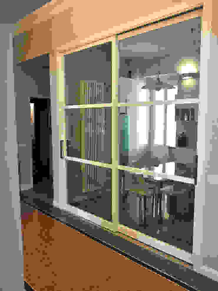 vista doppia porta vetrata cucina Manrico Mazzoli Architetto Cucina in stile classico Mobilia,Costruzione,Finestra,Apparecchio,Sedia,Tavolo,Legna,Porta,Interior design,Esterno automobilistico
