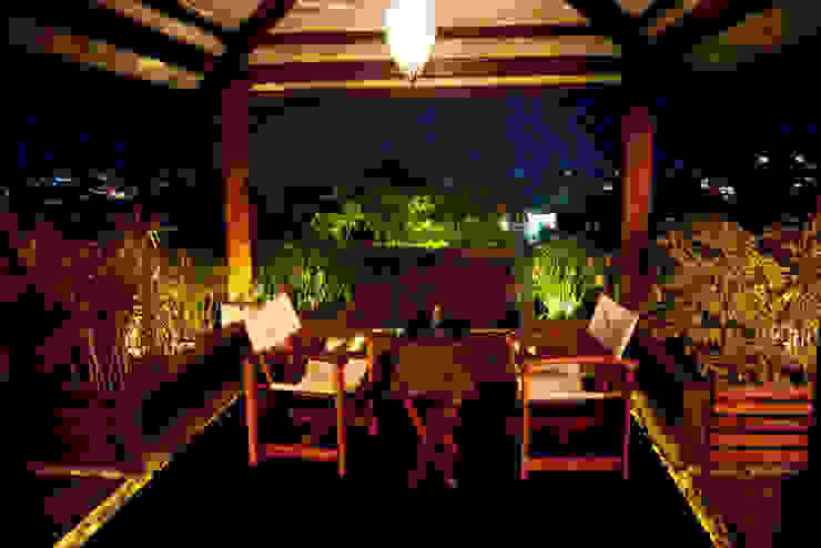 Covered sitting area Land Design landscape architects Modern garden