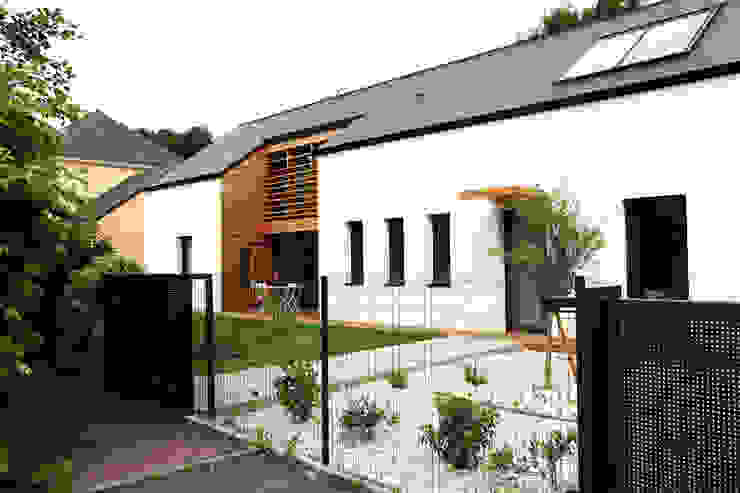 Maison bois G2, yg-architecte yg-architecte Einfamilienhaus Kalkstein Weiß