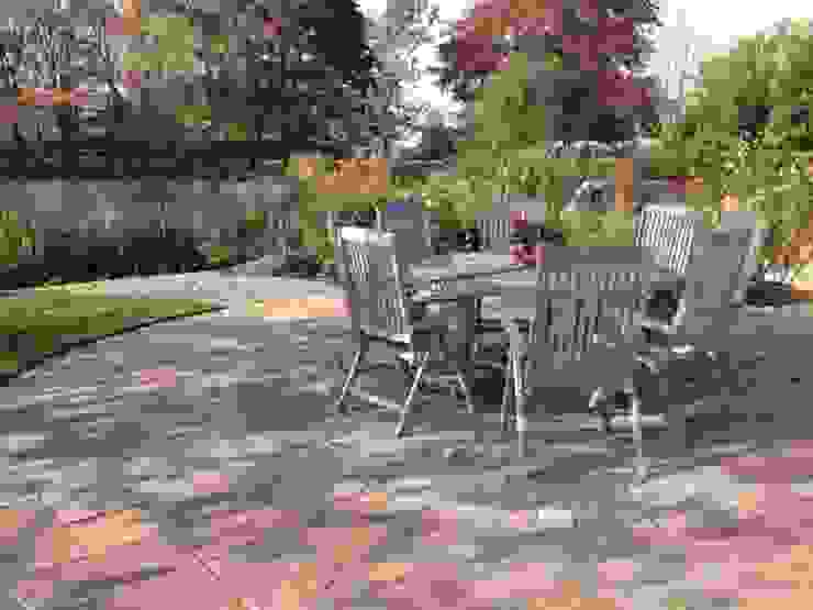 A Cheshire Country Garden Charlesworth Design Garten im Landhausstil patio,terrace,dining chair,dining table,lake,pool,countrygarden,cheshire garden,paving,cobbles
