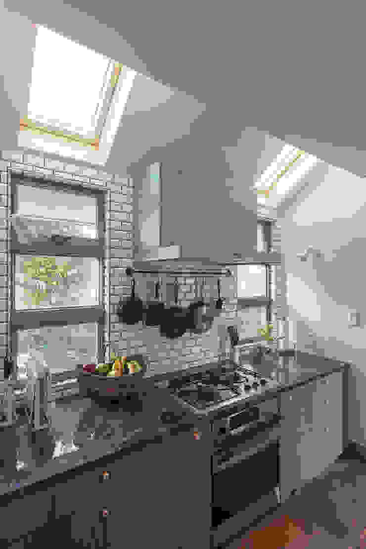小山町 N邸, HAPTIC HOUSE HAPTIC HOUSE ラスティックデザインの キッチン 大理石 黒色