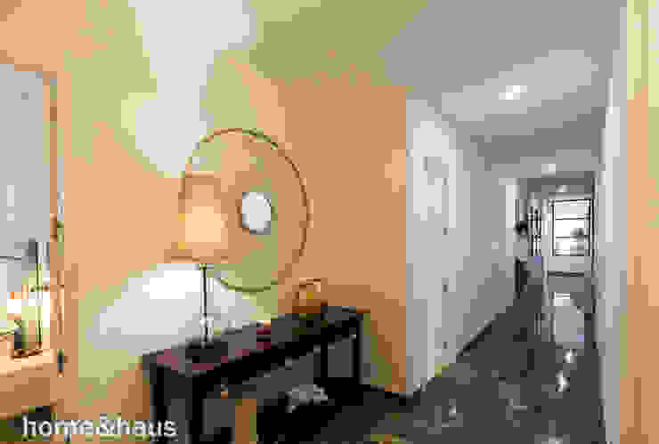 Reportaje fotográfico en piso reformado en Granada, Home & Haus | Home Staging & Fotografía Home & Haus | Home Staging & Fotografía Moderner Flur, Diele & Treppenhaus Weiß