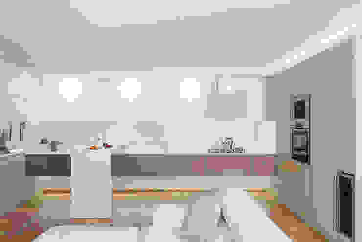 Cucina Sospesa manuarino architettura design comunicazione Cucina moderna Vetro Beige Cucina,Cucina sospesa,vetro,legno laccato,cucina a vista