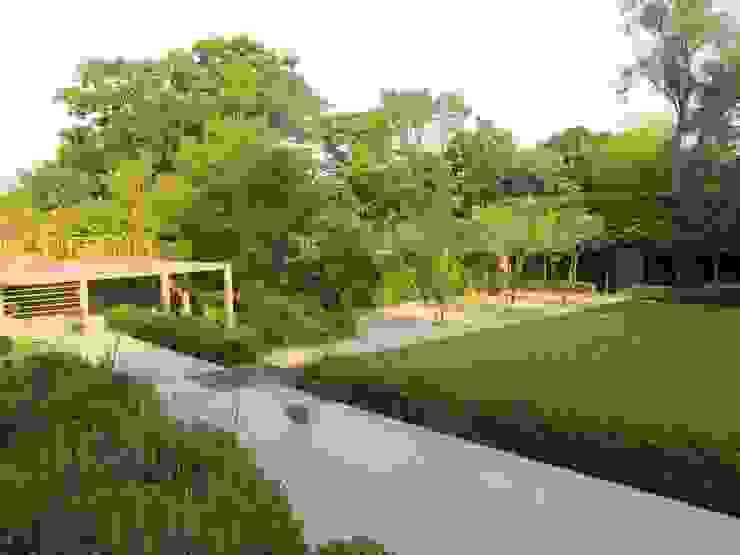 Formal Structural Garden - view across terrace to lower lawn homify Moderner Garten Charlotte Rowe,contemporary,urban,layered hedging,pétanque court,fireplace,London garden,levels,water rill,limestone paving,terrace,lawn