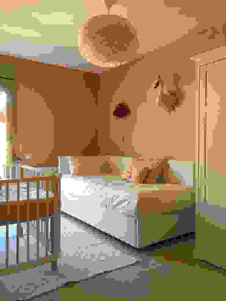 Habitación infantil Confetti Rose y Cisnes: rincones con encanto TocToc Dormitorios infantiles de estilo escandinavo Rosa habitación infantil,papel pintado,cisne,cama,armario,lampara