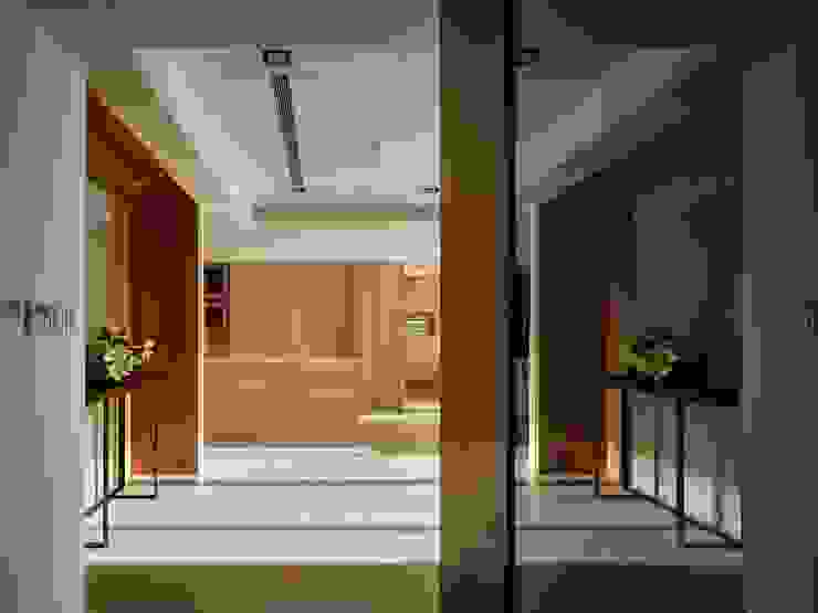 墐桐空間美學 Classic style corridor, hallway and stairs