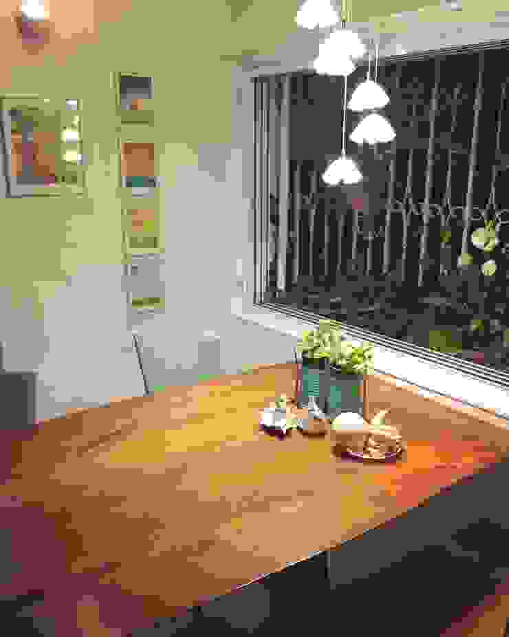 Residence at Andheri, Design Kkarma (India) Design Kkarma (India) Eclectic style dining room woodsy,raw,furniture,dining,teak,modernliving,lit,dksignatures,designkkarma