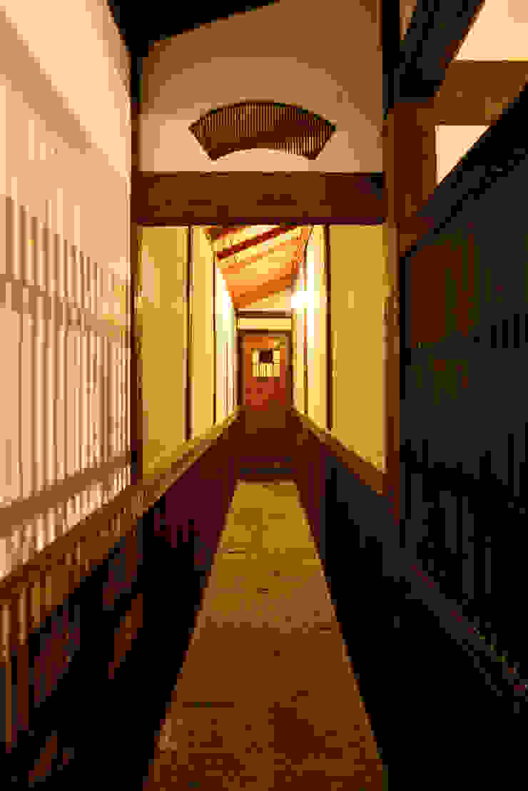 株式会社SHOEI Eclectic style corridor, hallway & stairs