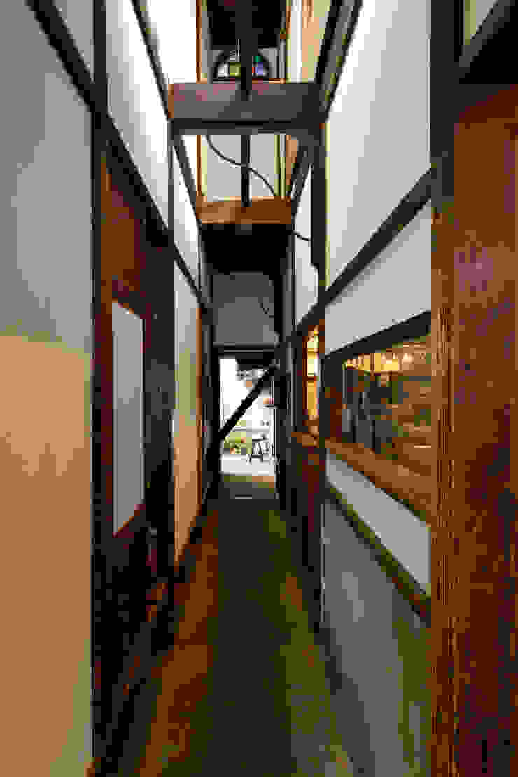 株式会社SHOEI Eclectic style corridor, hallway & stairs