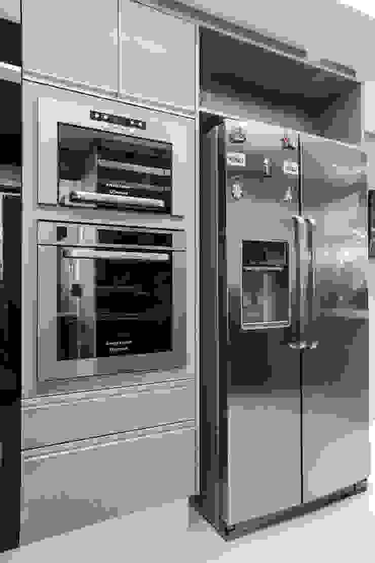 Funcionalidade na Cozinha Carolina Fontes Arquitetura Cozinhas modernas Metalizado/Prateado