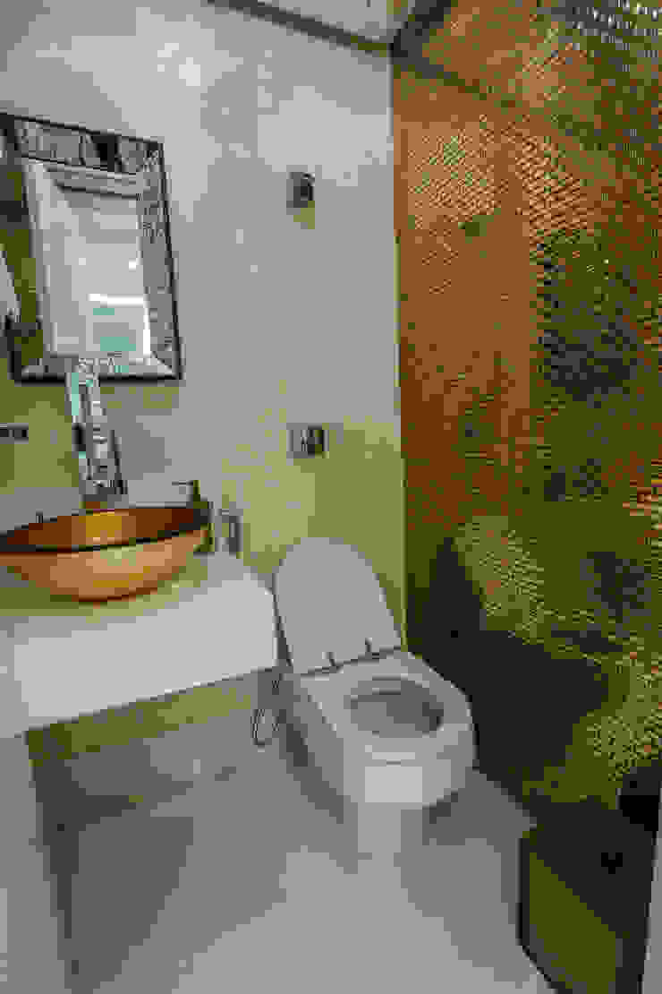 Dourado no Lavabo Carolina Fontes Arquitetura Banheiros modernos Ambar/dourado
