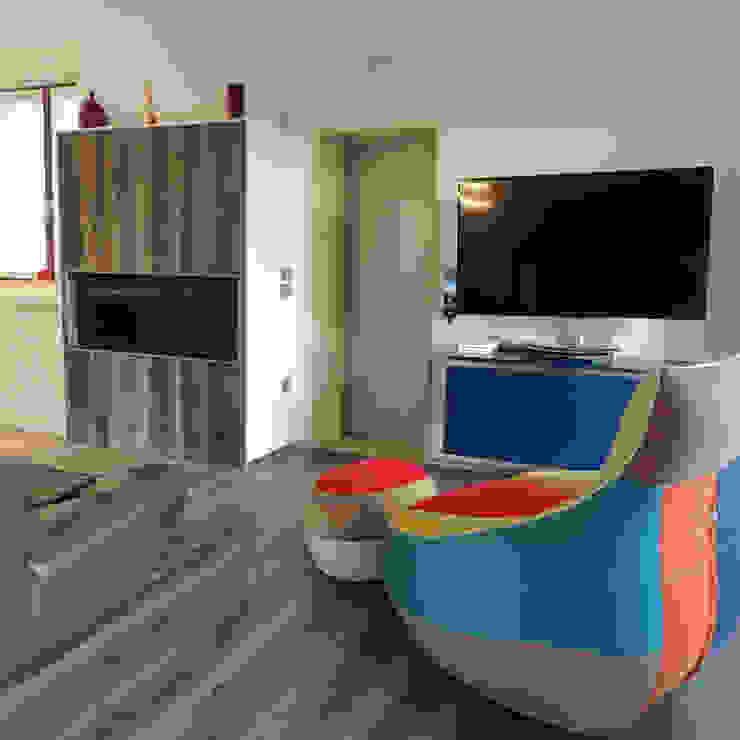 Appartamento a tutto colore, Nadia Moretti Nadia Moretti Living roomSofas & armchairs Textile Multicolored