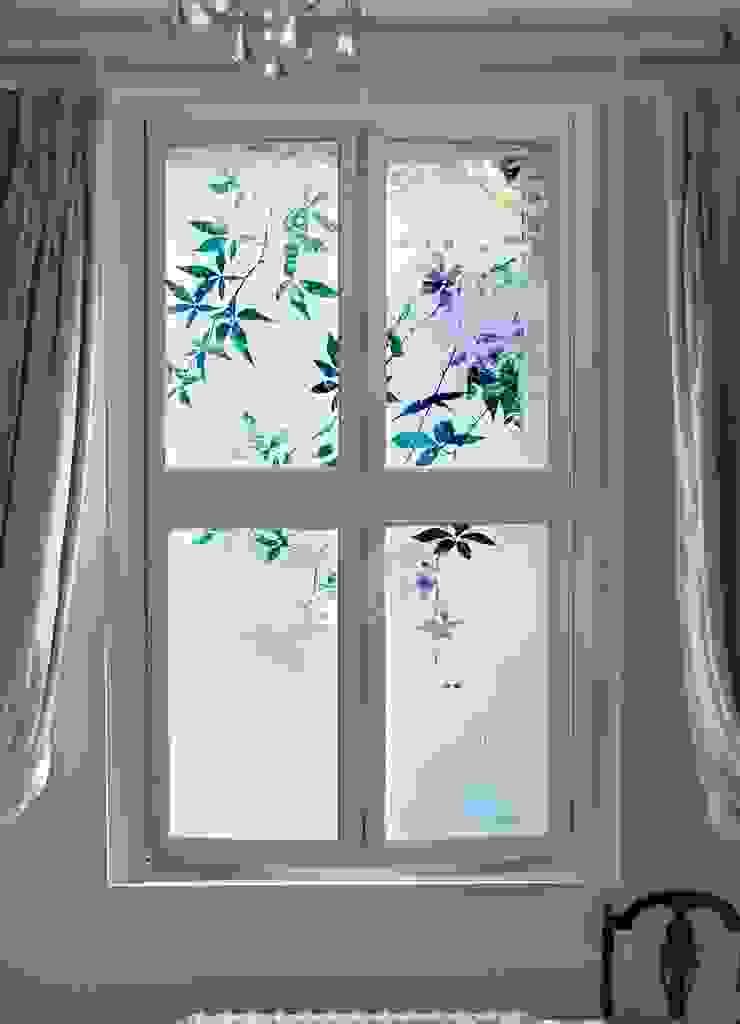 Etched Glass shutters with jasmine design, Antonia Macgregor Designs in Glass Antonia Macgregor Designs in Glass Klasyczna sypialnia Szkło etched glass,glass shutters,sandblasted glass,privacy glass,bedroom window,jasmine,decorative glazing,bespoke glazing