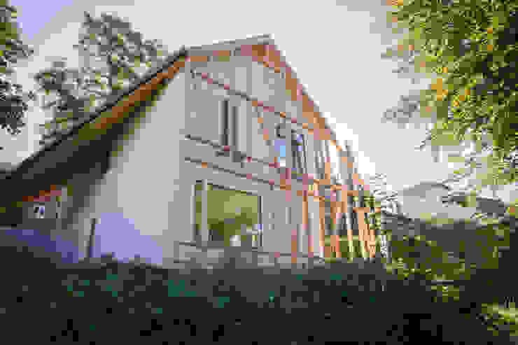 Einzigartiger Blickfang: Einfamilienhaus Schöne Aussicht, Planungsgruppe Korb GmbH Architekten & Ingenieure Planungsgruppe Korb GmbH Architekten & Ingenieure Rumah Modern Kayu White
