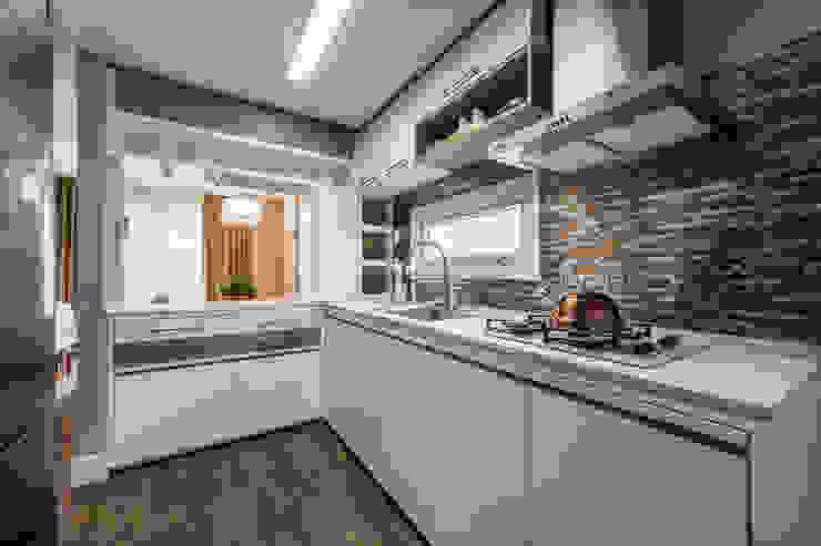 Modern kitchen by Treez Arquitetura+Engenharia Modern Quartz