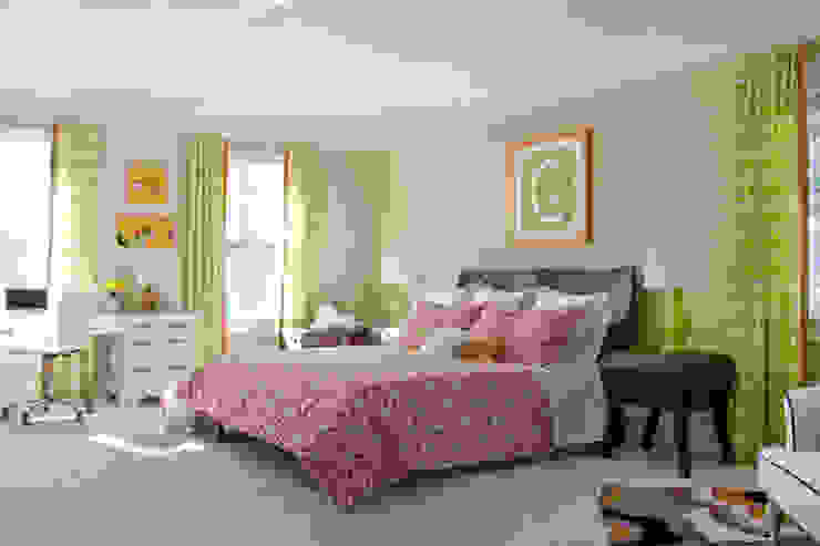 Next Generation - Tween's Room Lorna Gross Interior Design Classic style bedroom Multicolored