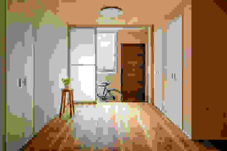 homify 鄉村風格的走廊，走廊和樓梯 磁磚 Wood effect