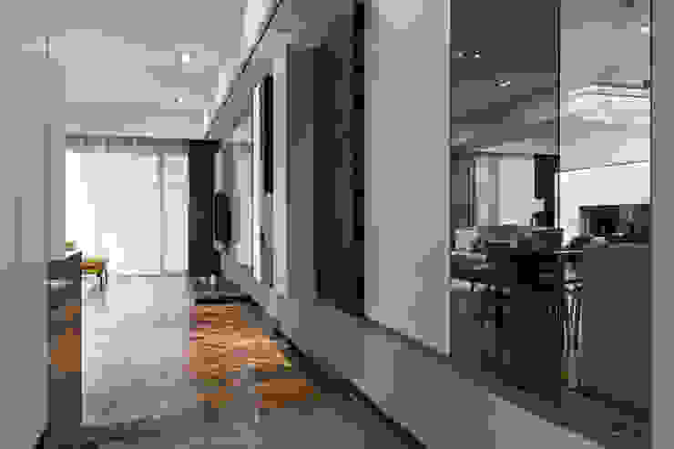 賀澤室內設計 HOZO_interior_design 隨意取材風玄關、階梯與走廊 根據 賀澤室內設計 HOZO_interior_design 隨意取材風