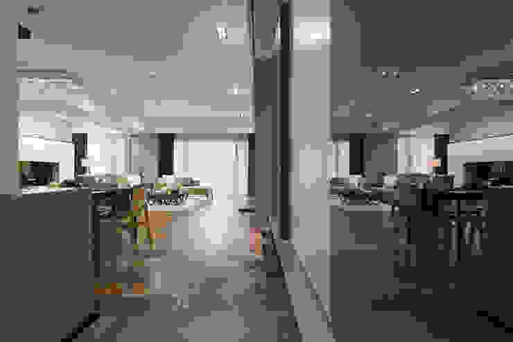 賀澤室內設計 HOZO_interior_design 隨意取材風玄關、階梯與走廊 根據 賀澤室內設計 HOZO_interior_design 隨意取材風