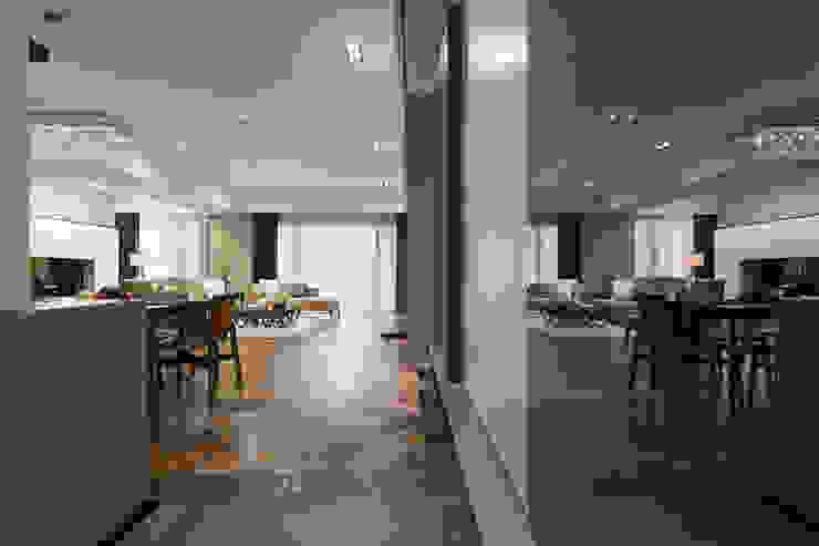 賀澤室內設計 HOZO_interior_design 隨意取材風玄關、階梯與走廊 根據 賀澤室內設計 HOZO_interior_design 隨意取材風