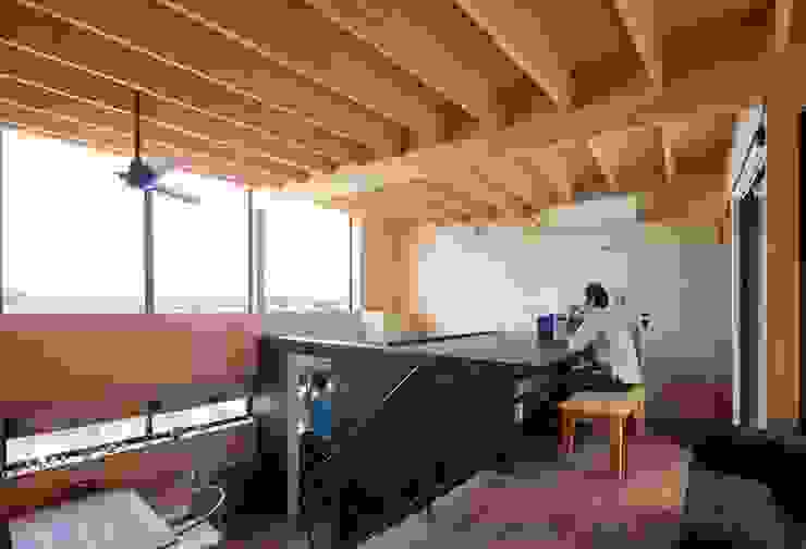 のぼれる本棚の家 Homify