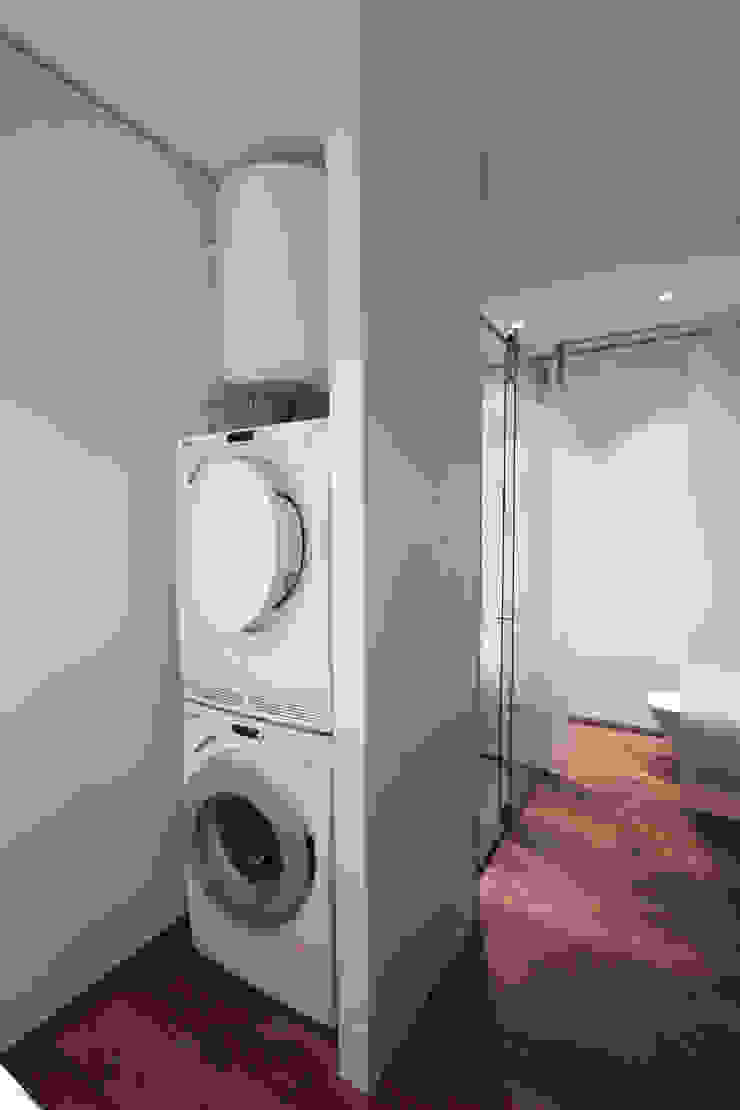 lavanderia ibedi laboratorio di architettura Spogliatoio minimalista Legno massello Bianco lavanderia,