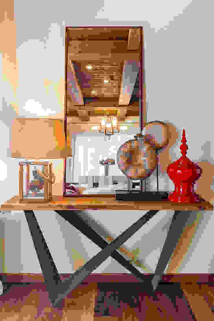 Входная зона ARK BURO Коридор, прихожая и лестница в эклектичном стиле Дерево Коричневый консоль,зеркало,настольная лампа,украшение стола,аксессуары