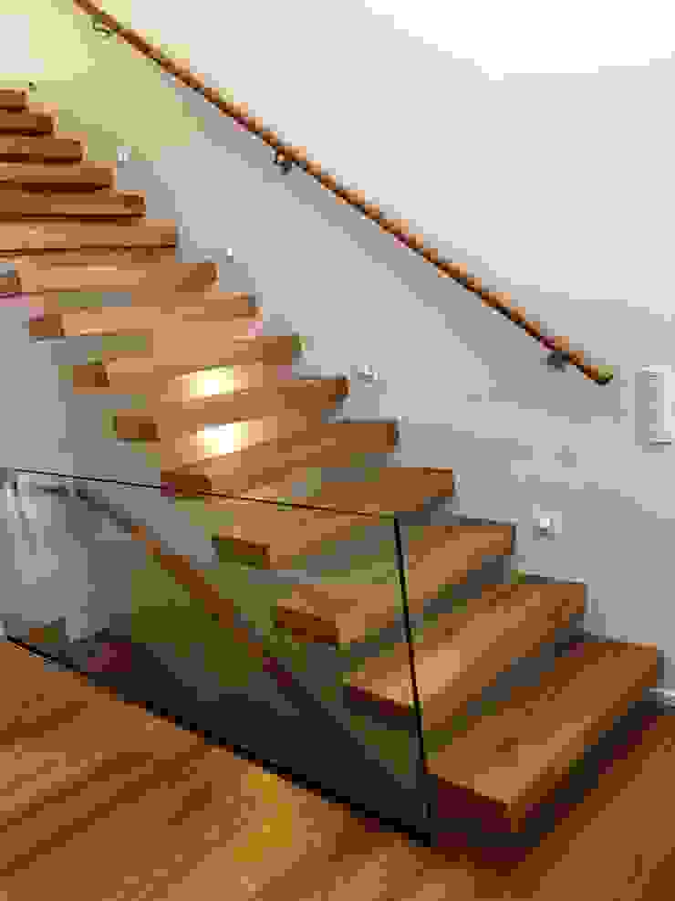 Treppe des Monats April 2017 lifestyle-treppen.de Moderner Flur, Diele & Treppenhaus Holz Kragarmtreppe,Holztreppe,Glasgeländer