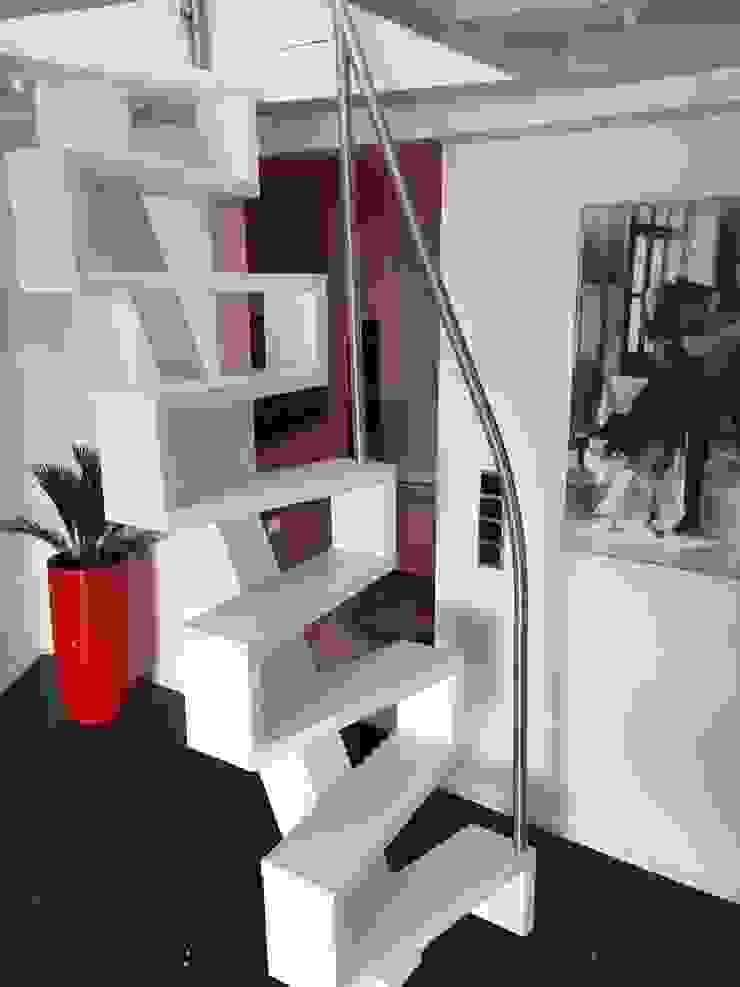 Raumspartreppe Rösrath, lifestyle-treppen.de lifestyle-treppen.de Modern Corridor, Hallway and Staircase Wood White