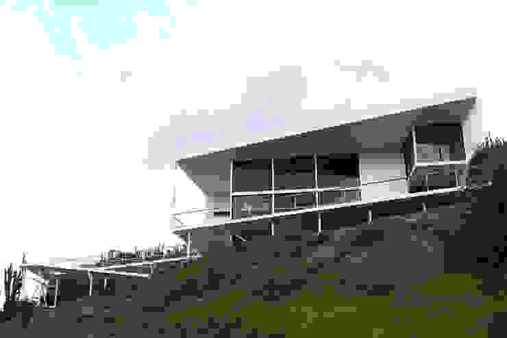 FACHADA PRINCIPAL Directorio Inmobiliario Casas de estilo mediterráneo Hierro/Acero Blanco