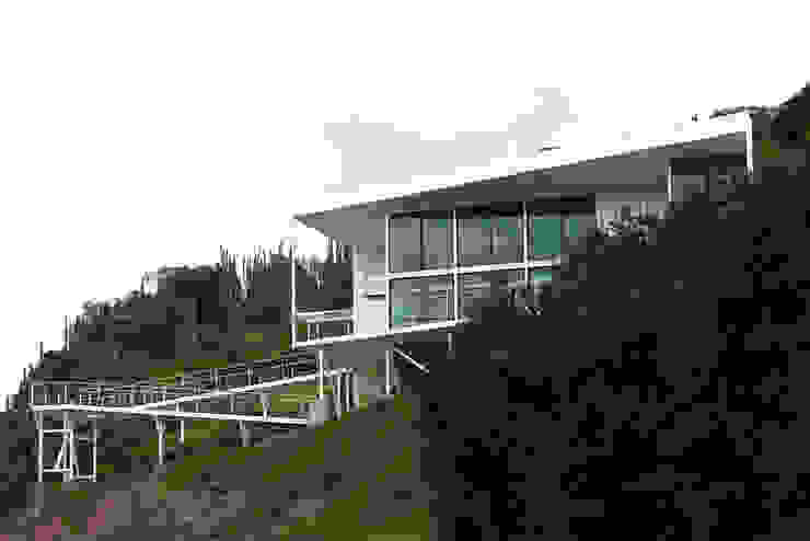 FACHADA Y RAMPAS Directorio Inmobiliario Casas de estilo mediterráneo Hierro/Acero Blanco