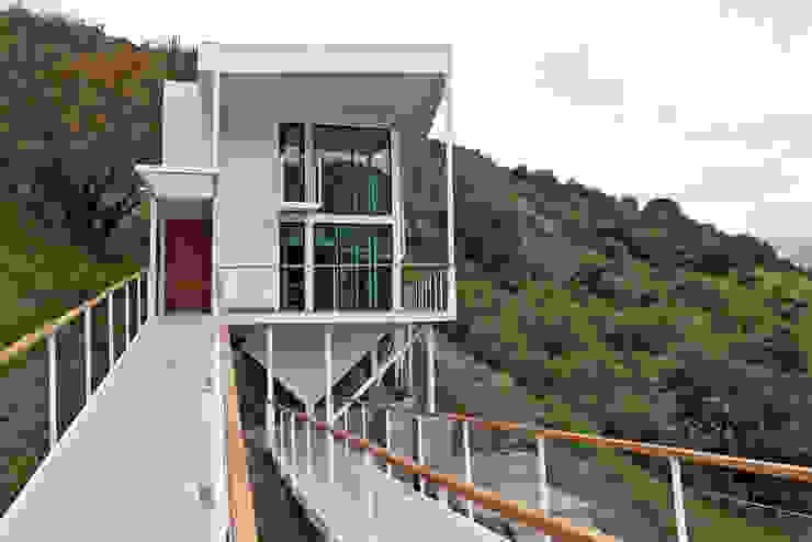 FACHADA ORIENTE Directorio Inmobiliario Casas de estilo mediterráneo Hierro/Acero Blanco