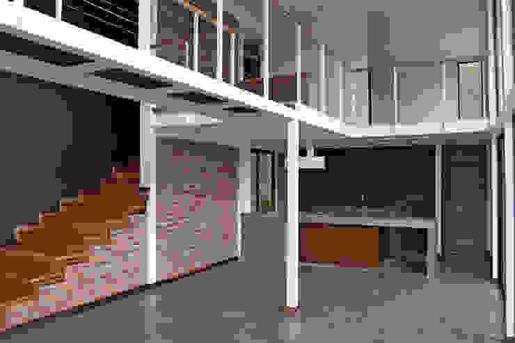 VISTA SALA ESTAR COMEDOR Directorio Inmobiliario Comedores de estilo mediterráneo Concreto reforzado Blanco