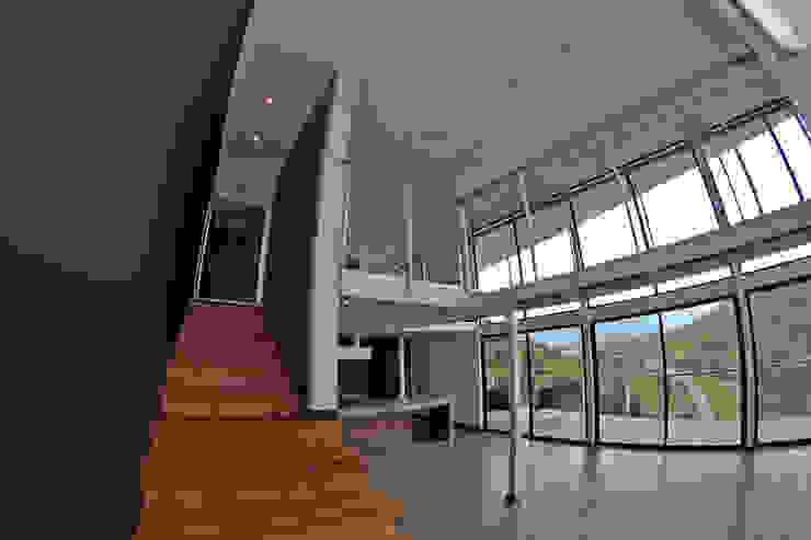 ESCALERA DE ACCESO SEGUNDO NIVEL Directorio Inmobiliario Pasillos, halls y escaleras mediterráneos Madera Negro