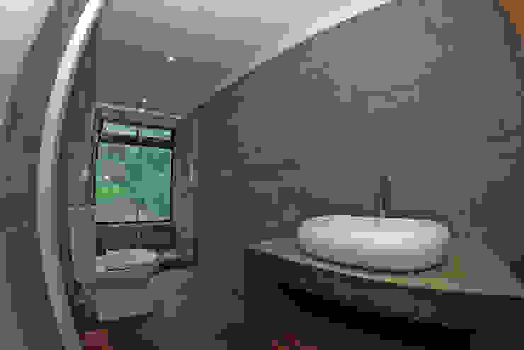 BAÑO SEGUNDO NIVEL Directorio Inmobiliario Baños de estilo mediterráneo Cerámico Gris